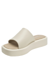 Detalle del diseño limpio de la sandalia beige de cuero para mujer, mostrando su versatilidad casual.
