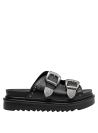 Sandalia casual de cuero negro con diseño limpio y versátil.