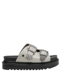 Calzado versátil en cuero beige con diseño limpio y suela estable.