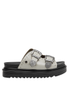 Calzado versátil en cuero beige con diseño limpio y suela estable.