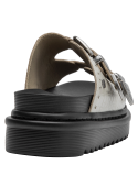 Sandalia minimalista de cuero beige, perfecta para combinar con atuendos cotidianos.
