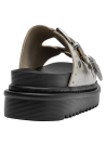 Sandalia minimalista de cuero beige, perfecta para combinar con atuendos cotidianos.