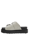 Capellada de cuero beige con forro de microfibra, ideal para un look casual.
