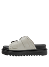 Capellada de cuero beige con forro de microfibra, ideal para un look casual.