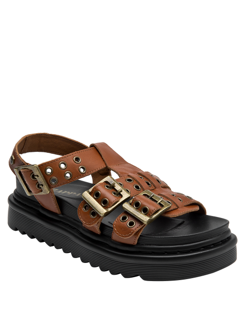 Sandalia de cuero camel mostrando su versatilidad para looks casuales de temporada.