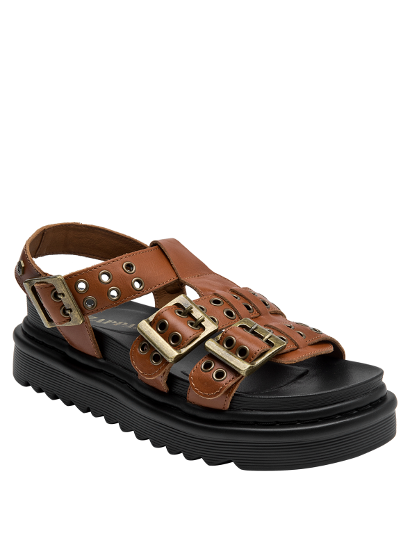 Sandalia de cuero camel mostrando su versatilidad para looks casuales de temporada.