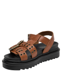 Detalle del diseño casual de sandalia camel con forro de microfibra suave.