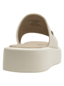 Sandalia beige de cuero con punta abierta y taco plano de 4 cm para mujer, ideal para estilos casuales.