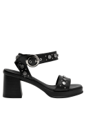 Sandalia de cuero negro para mujer, diseño versátil y elegante.