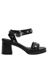 Sandalia de cuero negro para mujer, diseño versátil y elegante.