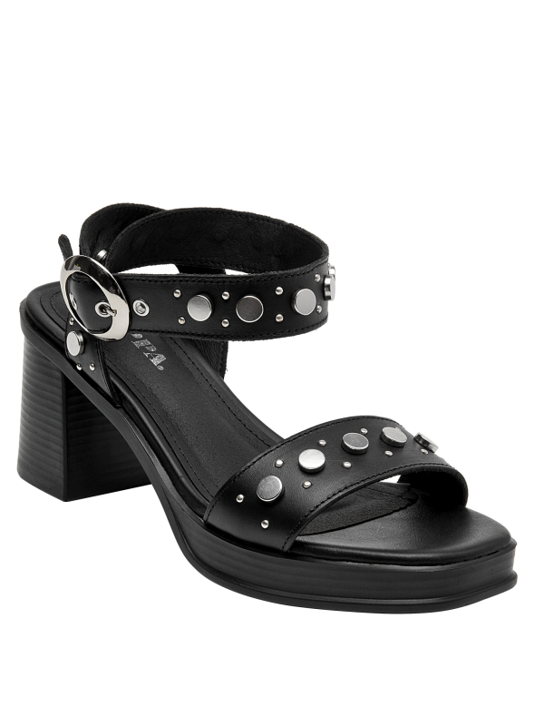 Sandalia negra de cuero, perfecta para combinar con vestidos y jeans.