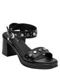 Sandalia negra de cuero, perfecta para combinar con vestidos y jeans.