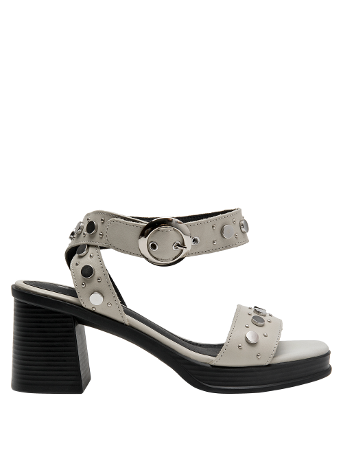 Sandalia beige versátil, ideal para combinar con jeans o falda midi.