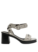 Elegante sandalia de cuero beige, perfecta para un look formal con vestido.