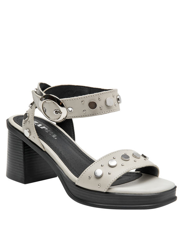 Sandalia beige versátil, ideal para combinar con jeans o falda midi.