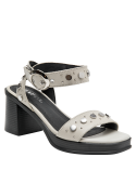 Sandalia beige versátil, ideal para combinar con jeans o falda midi.