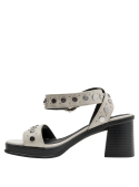 Detalle del taco bloque de 8 cm en sandalia casual beige.