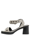 Detalle del taco bloque de 8 cm en sandalia casual beige.