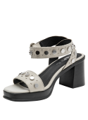 Sandalia de cuero beige con punta abierta y taco bloque para mujer.