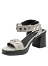 Sandalia de cuero beige con punta abierta y taco bloque para mujer.
