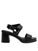 Sandalia de cuero negro con taco bloque ideal para combinar con jeans, vestidos o faldas.