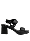 Sandalia de cuero negro con taco bloque ideal para combinar con jeans, vestidos o faldas.