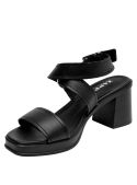Sandalia negra de cuero minimalista con taco bloque de 8 cm y punta abierta para mujer.