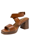 Detalle del acabado en cuero camel que realza el diseño casual.