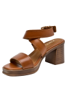 Detalle del acabado en cuero camel que realza el diseño casual.
