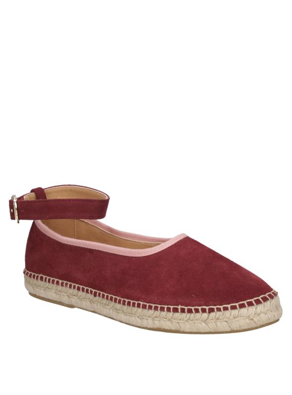Alpargata burdeo de mujer, cuero con taco plano, ideal para paseos y momentos casuales.