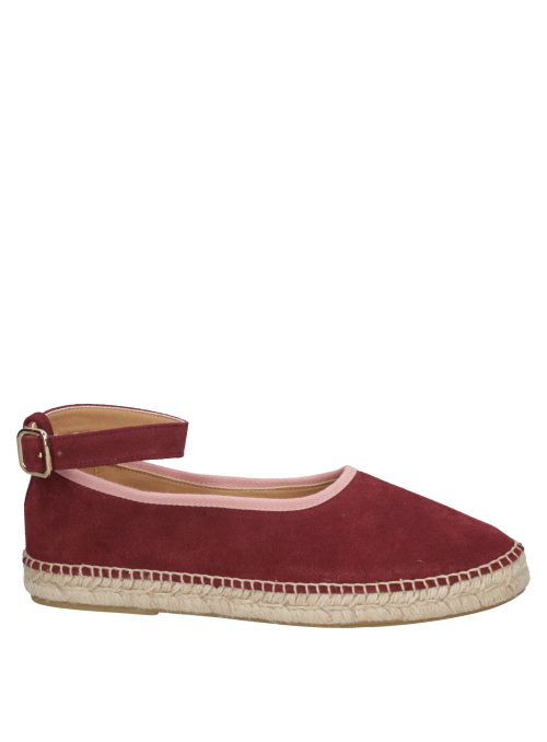 Alpargata burdeo de mujer, cuero con taco plano, ideal para paseos y momentos casuales.