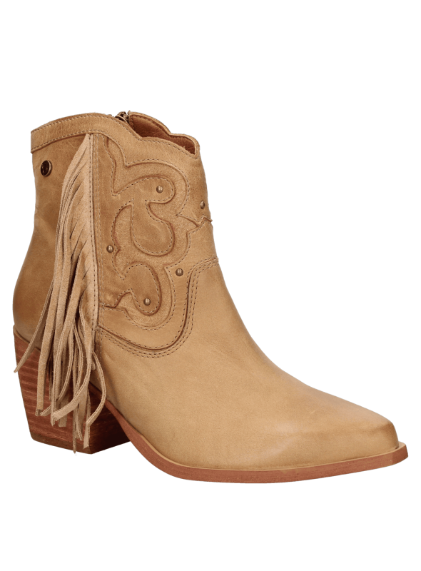 Calzado vaquero camel para mujer en cuero, ideal para oficina o salidas casuales.