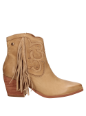 Botín de cuero camel femenino con diseño urbano y silueta limpia.