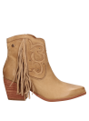 Botín de cuero camel femenino con diseño urbano y silueta limpia.