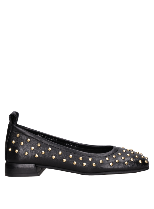 Zapato casual negro de cuero con silueta femenina, versátil para combinar con jeans o vestidos.