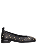 Diseño slip-on en cuero negro con costuras discretas y perfil estable, adecuado para un look urbano.