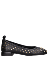 Diseño slip-on en cuero negro con costuras discretas y perfil estable, adecuado para un look urbano.