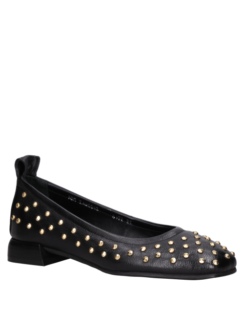 Zapato casual negro de cuero con silueta femenina, versátil para combinar con jeans o vestidos.