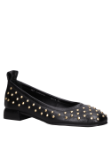 Zapato casual negro de cuero con silueta femenina, versátil para combinar con jeans o vestidos.
