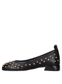 Calzado femenino en cuero negro con acabado liso y detalles limpios, perfecto para oficina y salidas.