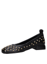 Ballerina negra de cuero con diseño slip-on, punta redonda y taco bloque de 5 cm, ideal para uso casual.