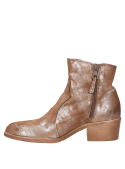 Detalle del cuero camel que realza la textura del botín casual de mujer, perfecto para combinar.