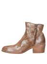 Detalle del cuero camel que realza la textura del botín casual de mujer, perfecto para combinar.