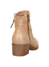 Botín de cuero beige para mujer, diseño atemporal con punta redonda y elevación moderada.