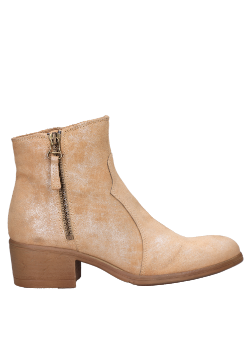 Botín beige de cuero para mujer, con punta redonda y taco bloque, ideal para un look casual y urbano.