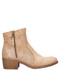 Botín beige de mujer, cuero liso, estilo urbano, perfecto con jeans o vestido midi.
