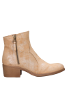 Botín beige de mujer, cuero liso, estilo urbano, perfecto con jeans o vestido midi.