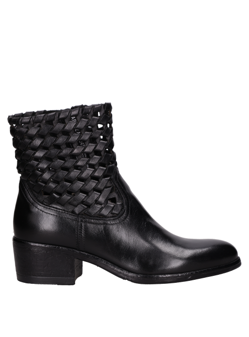 Botín urbano de cuero negro, silueta adaptable para estilos casuales y pulidos.