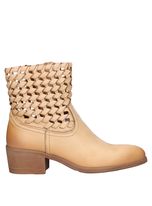 Diseño del botín de cuero beige que ofrece confort y estabilidad, perfecto para diversas ocasiones.