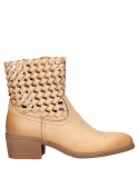 Botín casual de cuero beige con estilo adaptable, combinable con prendas como chaquetas o blusas.